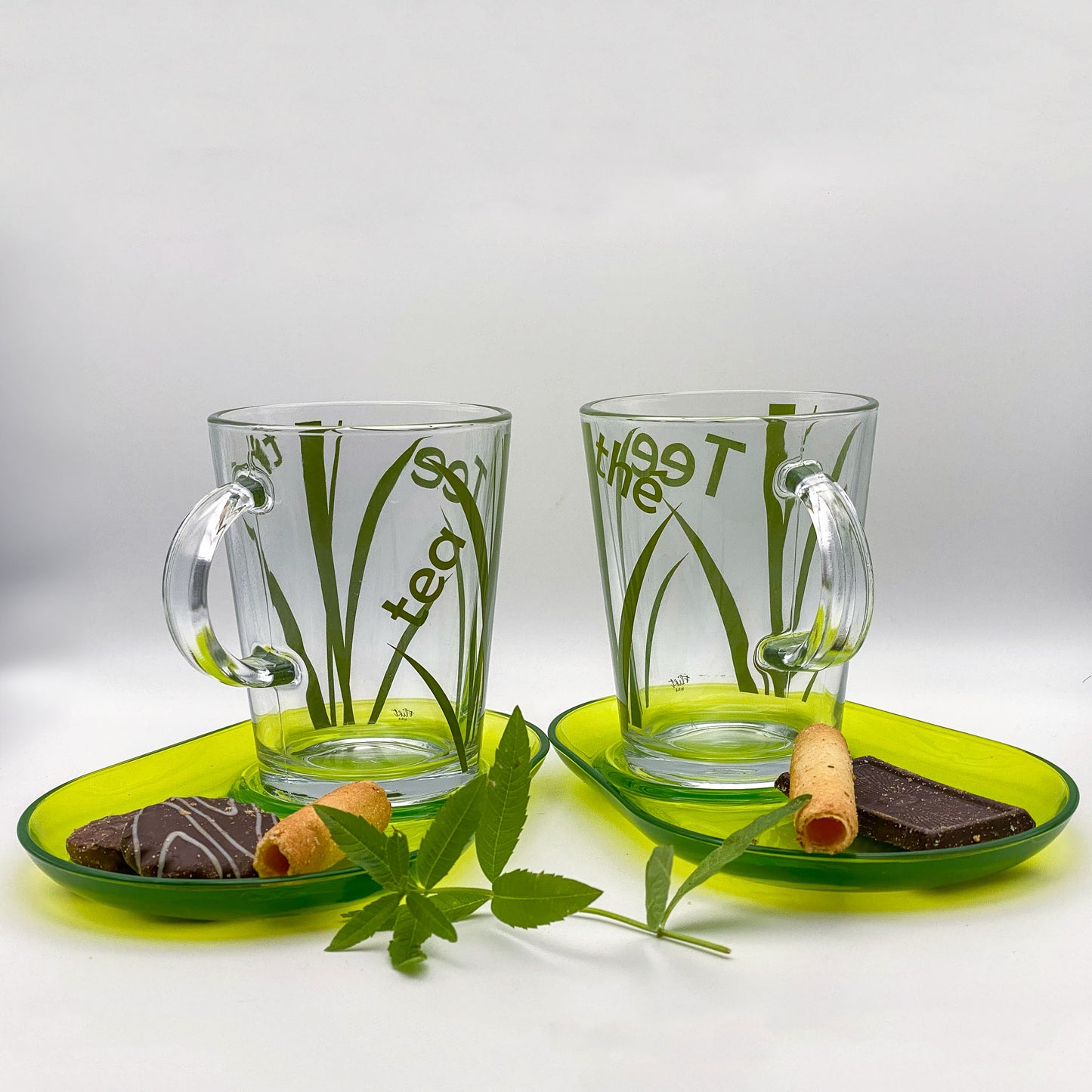 Becher-Set: Glas-Becher "Green Tea Vibe" mit Unterteller – Zeitloses Design trifft frische Farbnuancen - 2er Set