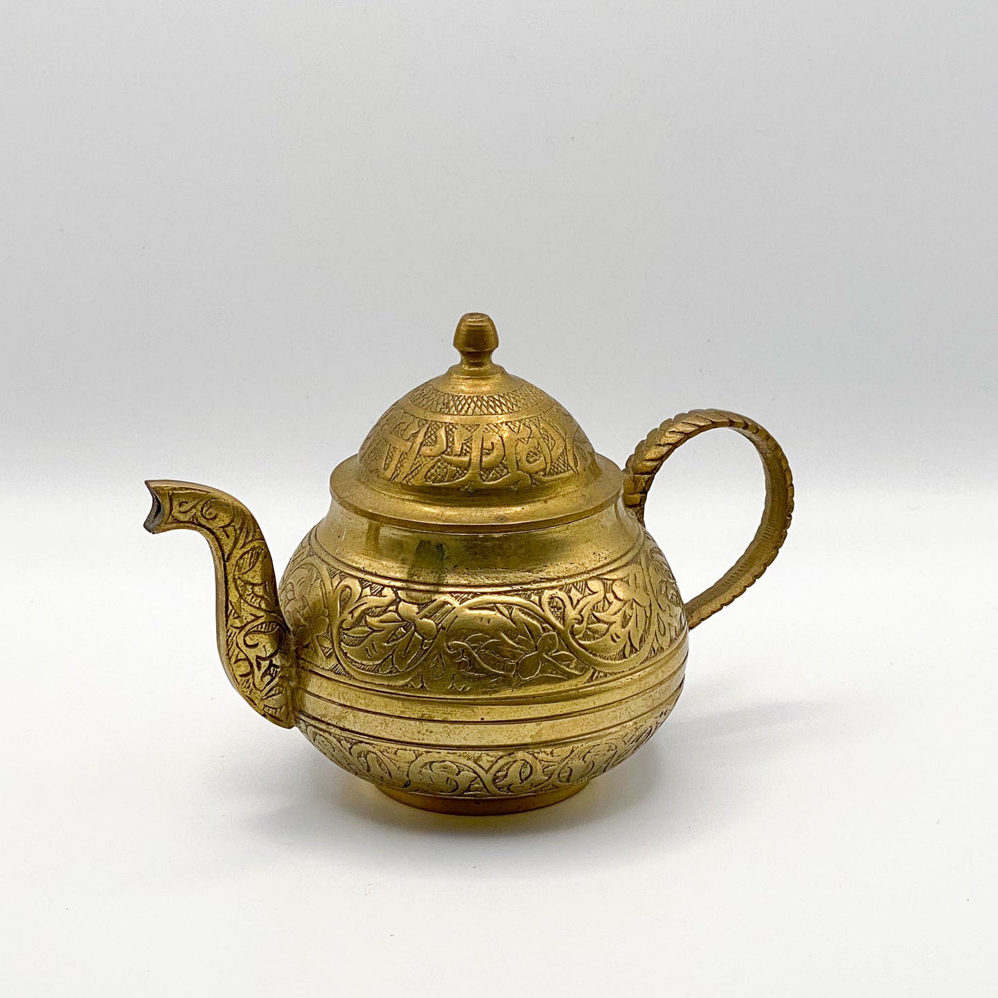 Messing: Orientalische Mini-Teekanne aus Messing – kunstvoll verziert und voller Charakter