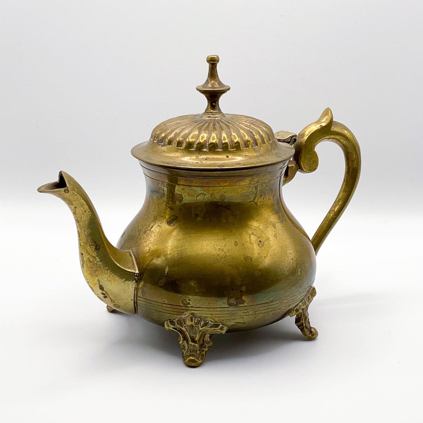 Messing: Elegante Teekanne auf dekorativen Füßen