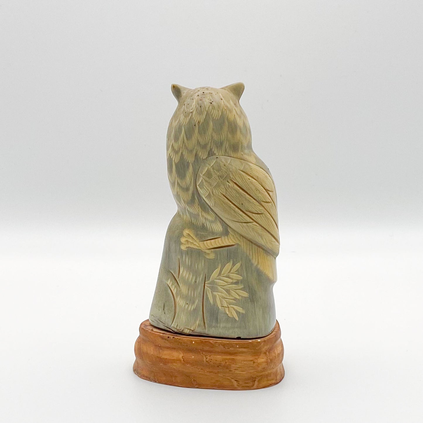 Figur: Eulenfigur auf Sockel – Ein Sammlerstück für Eulenfans und Liebhaber nostalgischer Kunst