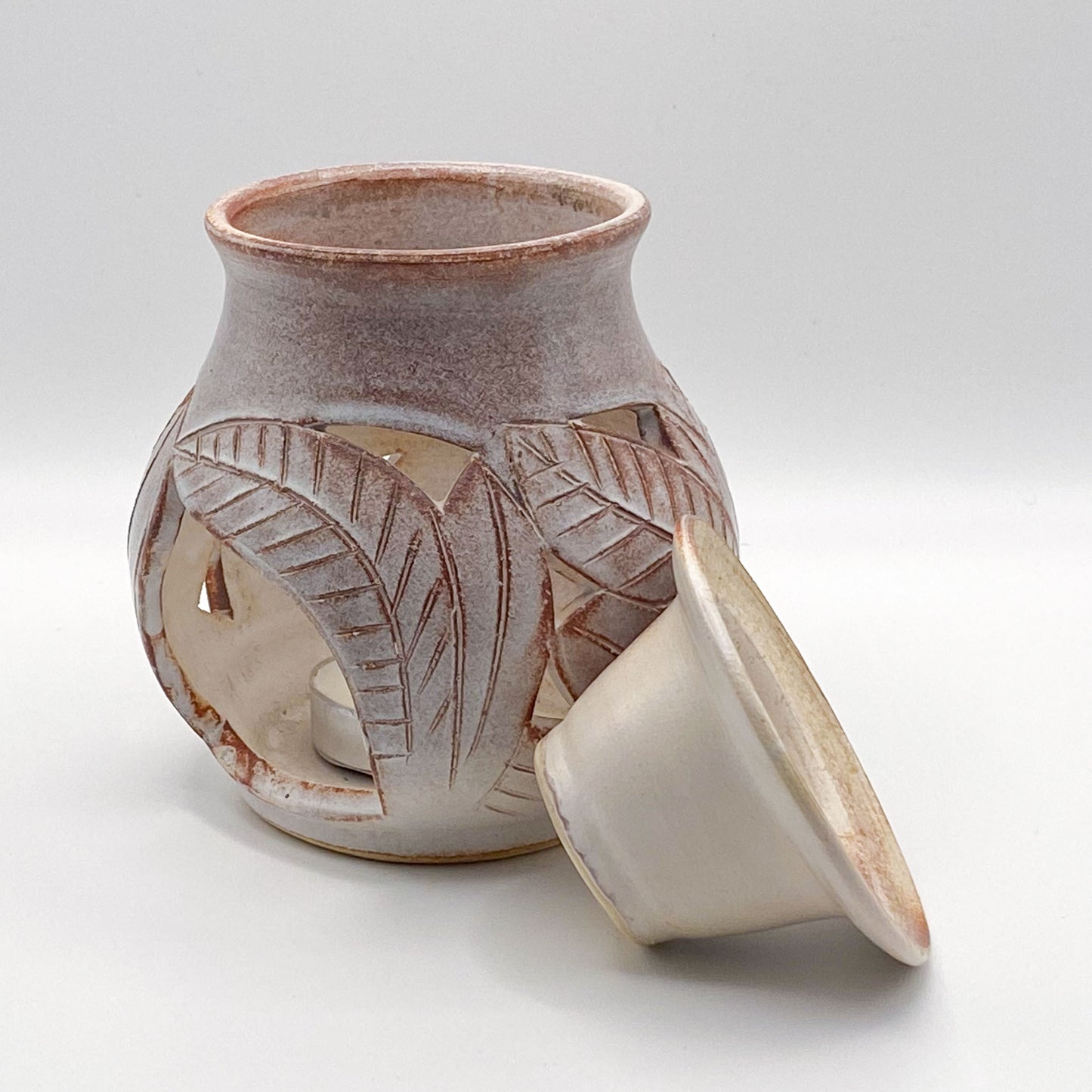 Duftlampe mit stilvollem Blattmotiv