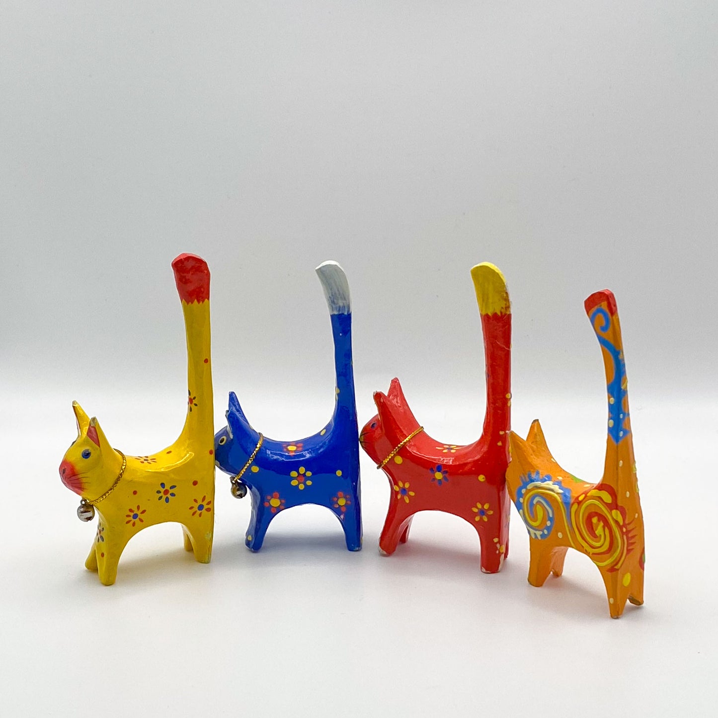 Figur: Katzen - handbemalte Holzkatzen in bunten Farben