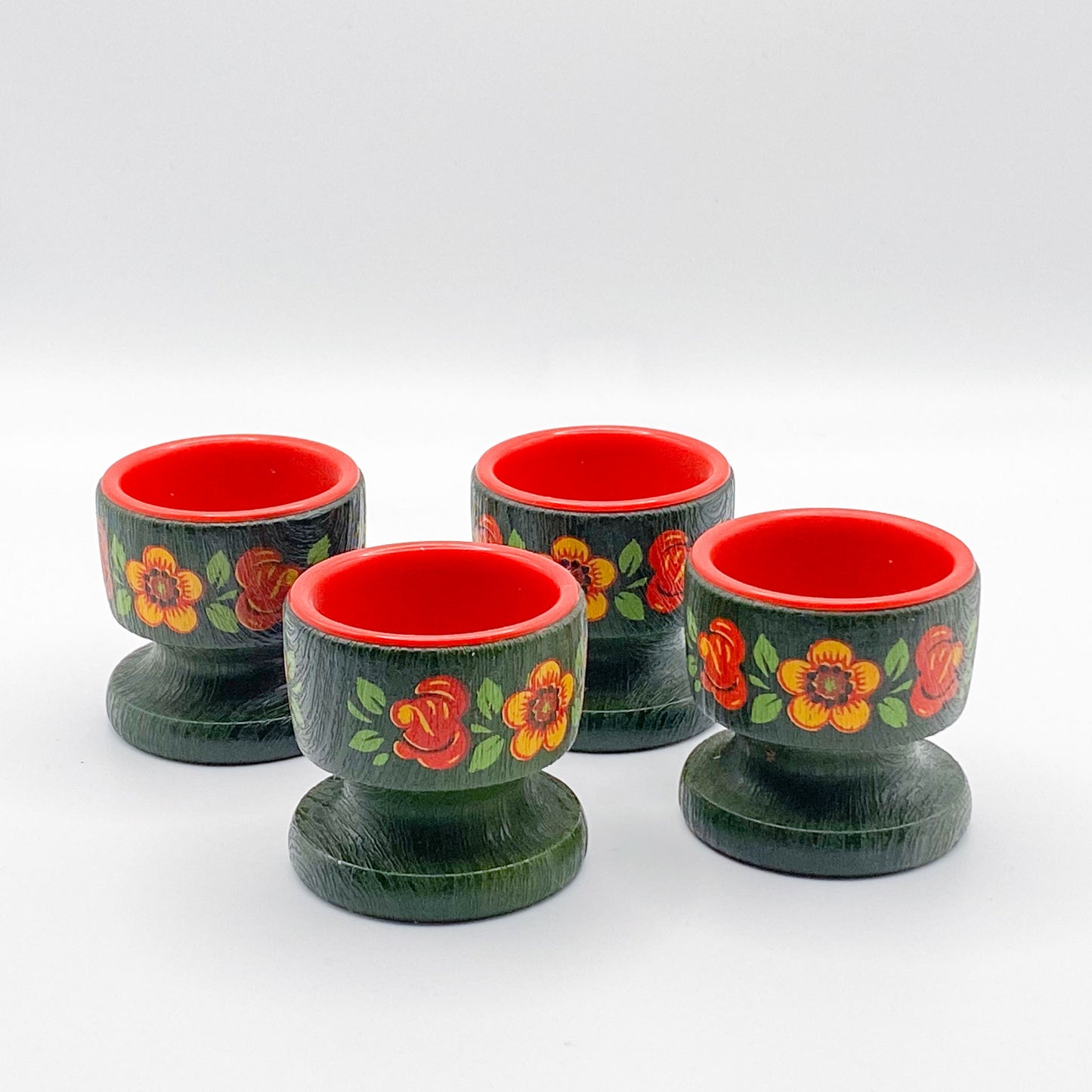 Eierbecher: Set aus 4 Holz-Eierbechern im DDR-Stil mit handgemaltem Blumenmuster - Original
