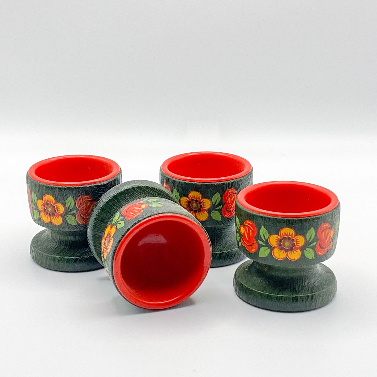 Eierbecher: Set aus 4 Holz-Eierbechern im DDR-Stil mit handgemaltem Blumenmuster - Original