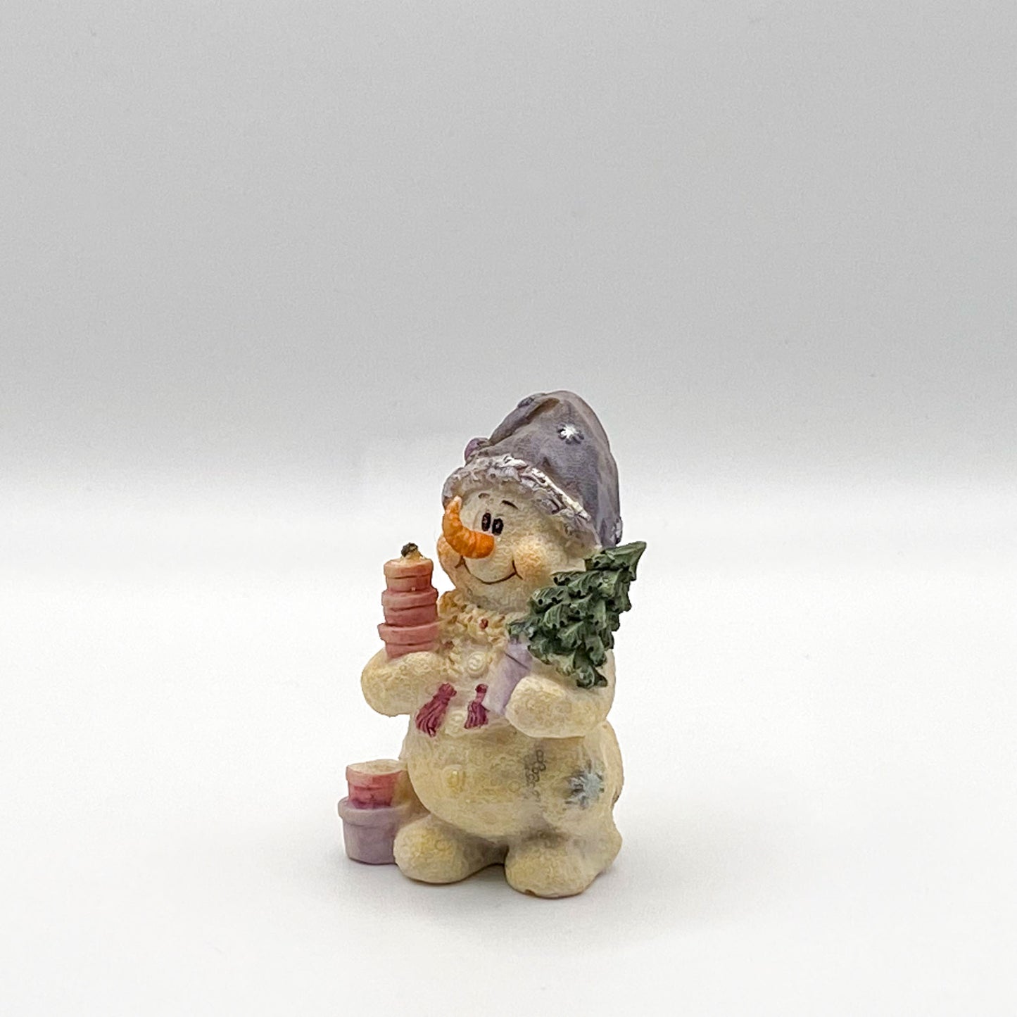 Figur: Schneemann mit Geschenken und Weihnachtsbaum